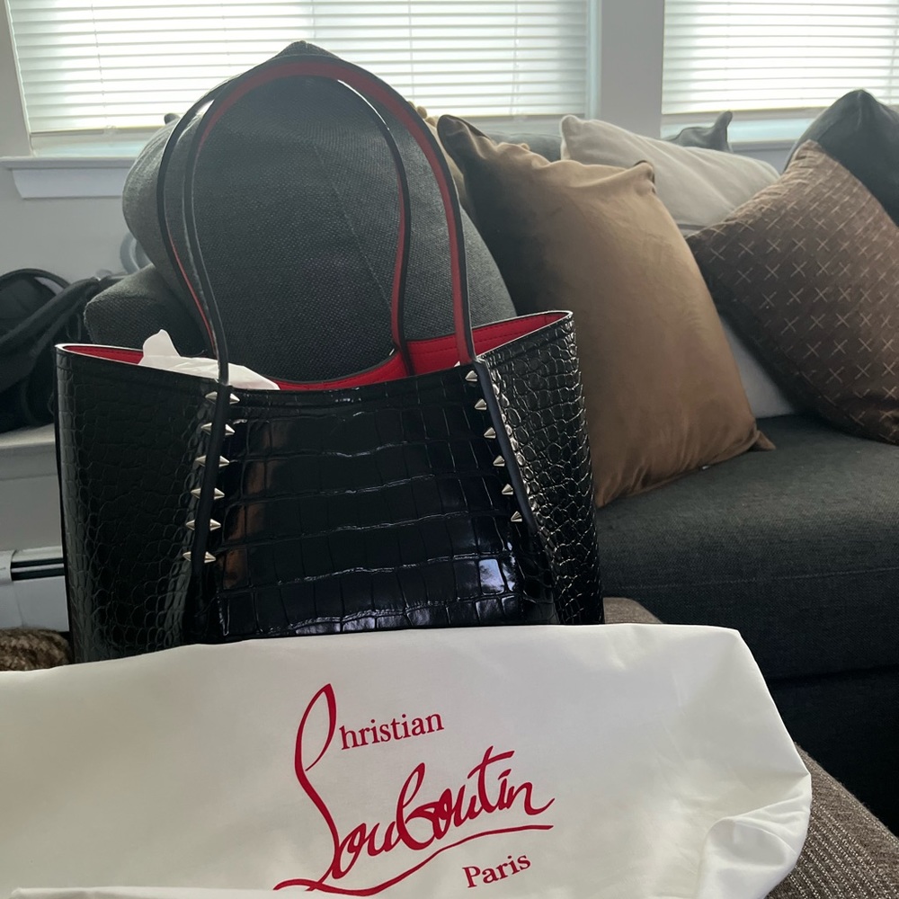 Brand new in box and bag Louboutin Cabarock aligátor bag in size small.
